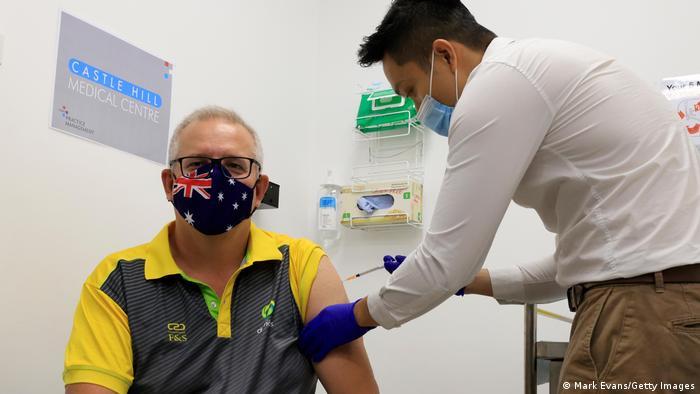 El primer ministro australiano, Scott Morrison, recibiendo la vacuna de Pfizer/Biontech 