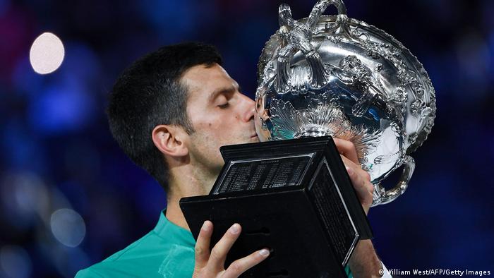 Novak Djokovic küsst nach seinem Finalsieg bei den Australian Open 2021 den Pokal