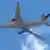 Літак Boeing 777 із палаючим двигуном у небі над Денвером