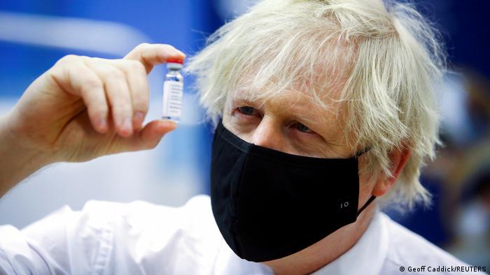 El primer ministro Boris Johnson, examina una dosis de la vacuna de AstraZeneca y la Universidad de Oxford, en una imagen del 17 de febrero.
