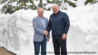 Владимир Путин и Александр Лукашенко жмут друг другу руки во время встречи в Сочи в феврале 2021 года