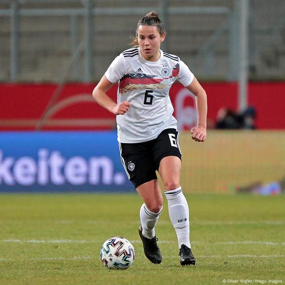 Lena Oberdorf: 'What's important is who wears the shirt' – DW – 02