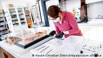 Ιστορικά ιατρικά εργαλεία προετοιμάζονται για τη έκθεση