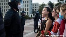 September 5, 2020, Minsk+++Polizisten der OMON-Einheit kreisen demonstrierende Frauen in Kleidern, Ohrringen und mit Blumen in der Hand auf dem Unabhängigkeitsplatz im Zentrum der Stadt Minks ein. Festgehalten wurde der Moment von der Fotografin Iryna Arakhouskaya.
