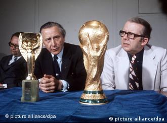 Функционеры ФИФА представляют в 1973 году старый и новый Кубки мира
