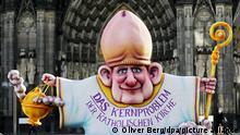Die Plastik „Der Eichelbischof“ des Künstlers Jacques Tilly steht vor dem Dom in Köln. Verschiedene Initiativen, die sich mit der Aufarbeitung des sexuellen Missbrauchs von Kindern durch Priester in der katholischen Kirche befassen, haben sich anlässlich der digitalen Frühjahrsvollversammlung der Deutschen Bischofskonferenz zu einer Protestveranstaltung vor dem Dom zusammengefunden. +++ dpa-Bildfunk +++