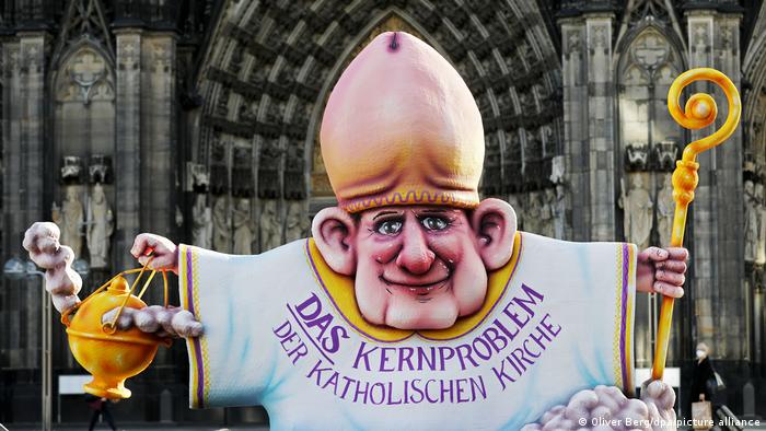 Изображение епископа перед Кельнским собором в митре в виде головки мужского полового члена