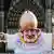 Изображение епископа перед Кельнским собором в митре в виде головки мужского полового члена