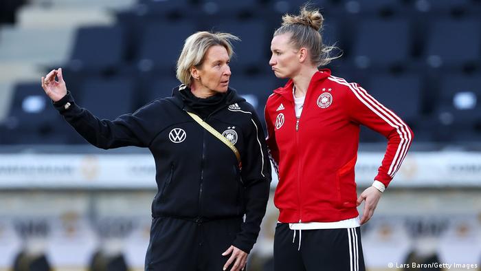 Deutschland Frauen Fussball Nationalmannschaft Training | Martina Voss-Tecklenburg und Alexandra Popp 