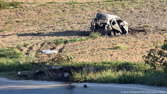Das zerfetzte und ausgebrannte Auto von Daphne Caruana Galizia Meter weit weg von der Straße, auf der es explodierte Das zerfetzte und ausgebrannte Auto von Daphne Caruana Galizia Meter weit weg von der Straße, auf der es explodierte