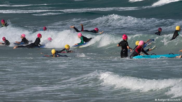 Surfeurs profitant d'un endroit populaire à Cape Town.