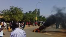 Niger Protest gegen Ergebnis der Präsidentschaftswahl.
Die Leute demonstrieren heute wegen der Resultate, nach denen der Kandidat der regierenden Partei, Mohamed Bazoum, die Praesidentschaftswahl von Sonntag (21.02) gewonnen hat. Foto: Mahamadou Abdoulkarim/DW 23.2.2021