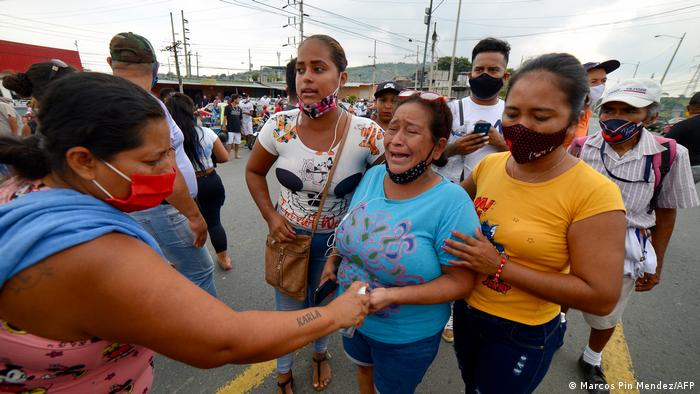 Familiares de víctímas en las cárceles de Ecuador expresan su dolor.