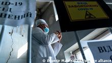 Лікар дезінфекує руки в центральній лікарні Коломиї Івано-Франківської області