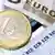 Eine Euromünze neben europäischen Geldscheinen (Foto: dpa)