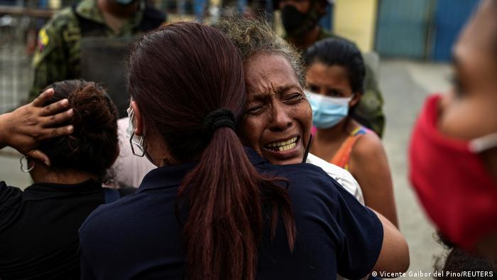 Familiares de presos en las cárceles de Ecuador donde se produjeron las masacres lloran por las víctimas. (23.02.2021).