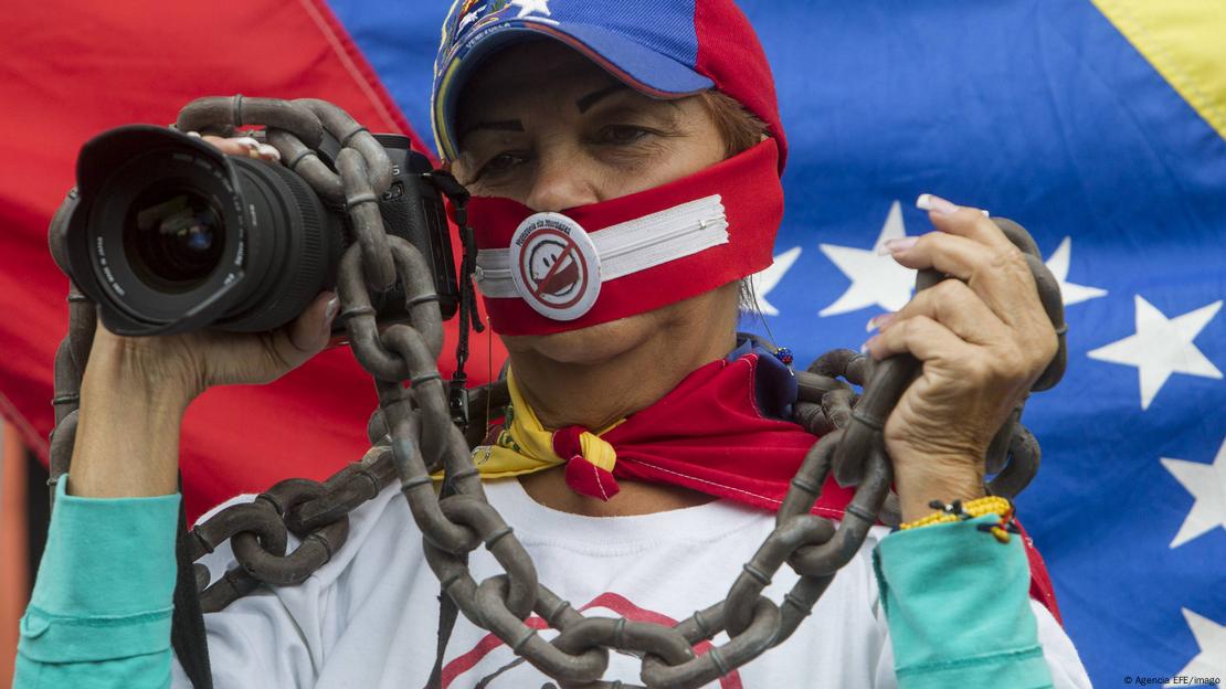 Una manifestación de protesta contra la censura a medios y periodistas en Venezuela, en 2016. Una manifestación de protesta contra la censura a medios y periodistas en Venezuela, en 2016.