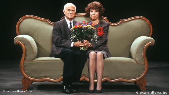 Loriot und Evelyn Hamann auf einem Sofa (Foto: dpa)