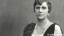 Alice Battenberg Prinzessin von Griechenland und Dänemark
c. 1920
Quelle: https://ru.wikipedia.org/wiki/%D0%90%D0%BB%D0%B8%D1%81%D0%B0_%D0%91%D0%B0%D1%82%D1%82%D0%B5%D0%BD%D0%B1%D0%B5%D1%80%D0%B3#/media/%D0%A4%D0%B0%D0%B9%D0%BB:Alice_of_Greece.jpg
Rechte: public domain
