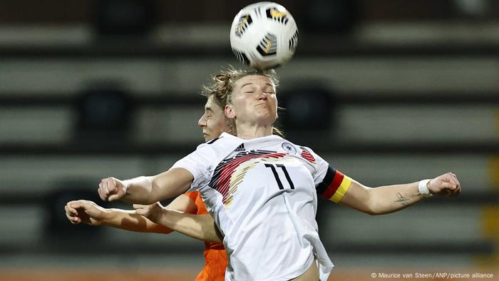 Deutschlands Kapitän Alex Bob schlägt den Ball mit dem Kopf