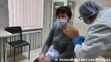 Ljudmyla Boyko, Ärztin aus Winnyza bei der Impfung