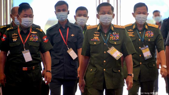 General Min Aung Hlaing (Zweiter von rechts) und Getreue bei einer Veranstaltung im August 2020 in Naypyidaw 