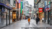 Köln, Nordrhein-Westfalen, Deutschland - Kölner Innenstadt in Zeiten der Coronakrise beim zweiten Lockdown, die Geschäfte sind geschlossen, nur wenige Passanten spazieren am Freitag Nachmittag auf der Hohe Strasse.