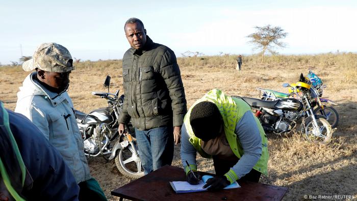 Kenia BG l Bauern reagieren - Aus einer Heuschreckenplage wird Tierfutter