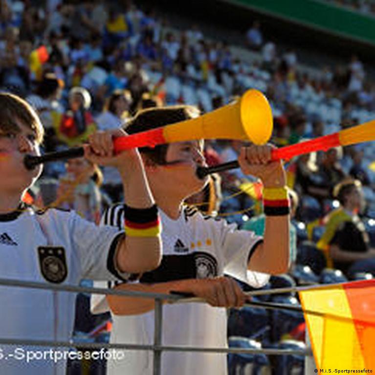 Uefa entscheidet: Fangesänge - ja, Vuvuzelas - nein - Fußball
