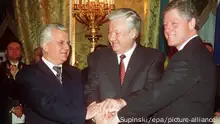 Mit einem gemeinsamen Händedruck besiegeln (r-l) US-Präsident Bill Clinton, der russische Präsident Boris Jelzin und der ukrainische Präsident Leonid Krawtschuk am 14. Januar 1994 im Moskauer Kreml das Abrüstungsabkommen. Die Präsidenten hatten zuvor das Dreier-Abkommen über die Abrüstung aller ehemals sowjetischen Atomwaffen auf dem Gelände der Ukraine unterzeichnet.