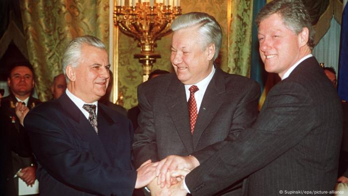 right to left: US President Bill Clinton, Russian President Boris Yelzin, and Ukraine's President Leonid Krawchuk shaking hands