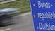 Autos fahren auf einer Autobahn an einem Schild vorbei, auf dem in Niederländisch auf die Entfernung zur 'Bundesrepublik Deutschland' hingewiesen wird (Foto: dpa) Autos fahren auf einer Autobahn an einem Schild vorbei, auf dem in Niederländisch auf die Entfernung zur 'Bundesrepublik Deutschland' hingewiesen wird (Foto: dpa)