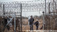 ***Archivbild***
Ein griechischer Polizist steht an einem Loch im Zaun an der griechisch-türkischen Grenze. Auf der türkischen Seite der Grenze warten angeblich rund 12 500 Menschen auf die Möglichkeit, die Grenze zu überwinden.