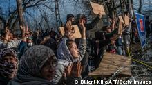 ***Archivbild***
TOPSHOT - Migrants hold placards as they demonstrate, waiting at the buffer zone in front of the Pazarkule border crossing to Greece, in Edirne on March 3, 2020. - Migrants and refugees hoping to enter Greece from Turkey appeared to be fanning out across a broader swathe of the roughly 200-kilometer-long land border on March 3, 2020, maintaining pressure on the frontier after Ankara declared its borders with the European Union open. (Photo by BULENT KILIC / AFP) (Photo by BULENT KILIC/AFP via Getty Images)