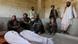 Afghanen stehen vor verhüllten Leichen in Argandab, Kandahar (Foto: AP/Allauddin Khan) Afghanen stehen vor verhüllten Leichen in Argandab, Kandahar (Foto: AP/Allauddin Khan)