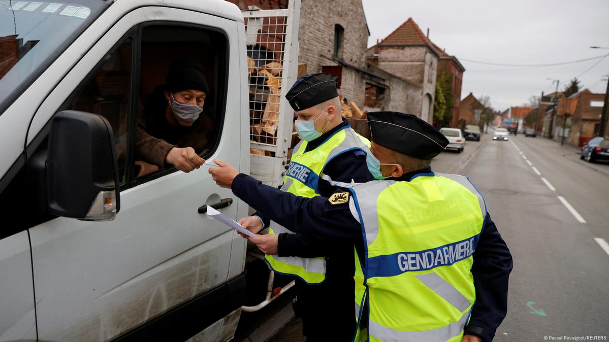 Weil Am Rhein, Germany. 16th Mar, 2020. An official of the Swiss border  guard is standing at the border crossing on the A5. In the coronavirus  crisis, Germany will introduce comprehensive controls