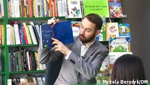 Feb 2021, Kiew****Ukr. Journalist BohdanvKrassawzew präsentiert seine neues Buch zum Thema Umweltschutz für Kinder 
