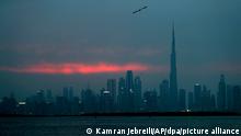 Die Skyline von Dubai mit dem höchsten Gebäude, Burj Khalifa, nach Sonnenuntergang. Viele Urlauber und Influencer, auch aus Deutschland, zieht es in die Metropole Dubai am Golf. Hinter den glitzernden Kulissen herrschen jedoch strenge Regeln. (zu dpa - Dubais schöner Schein - ein goldener Käfig für Prinzessin Latifa) +++ dpa-Bildfunk +++