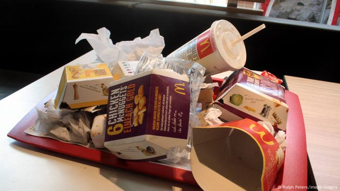 Tablett mit Abfällen und Verpackungsmüll Mc Donalds Restaurant in Hofheim Wallau