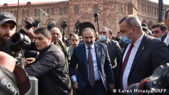 Пашинян и его сторонники на демонстрации на площади Республики
