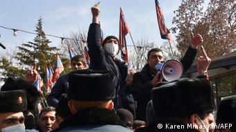 Представители оппозиции требуют отставки главы правительства Армении