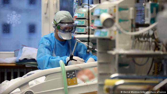 Deutschland Coronavirus l Behandlung in der Universität Rostock