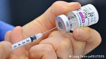 Шприц и флакончик с вакциной AstraZeneca