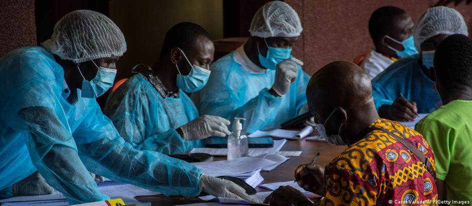 Durante surto de ebola na Guiné em 2021, a OMS ajudou a enviar cerca de 24 mil doses de vacina e apoiou a imunização de quase 11 mil pessoas em alto risco