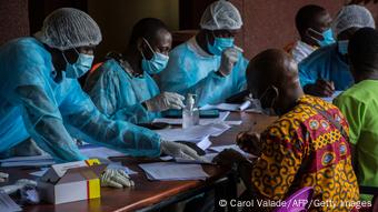 La Guinée, assistée de l'OMS, a livré à son voisin 5.000 doses de vaccin anti-Ebola deux jours après l'annonce à la Côte d'Ivoire.