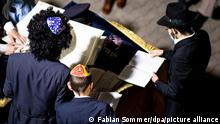 25.02.2021 *** Zwei Rabbis verlesen im Zentrum Chabad Berlin zum jüdische Fest Purim die Tora. Trotz Corona will die jüdische Gemeinde mit einem Hygiene-Konzept einen Open Air Gottesdienst ermöglichen.