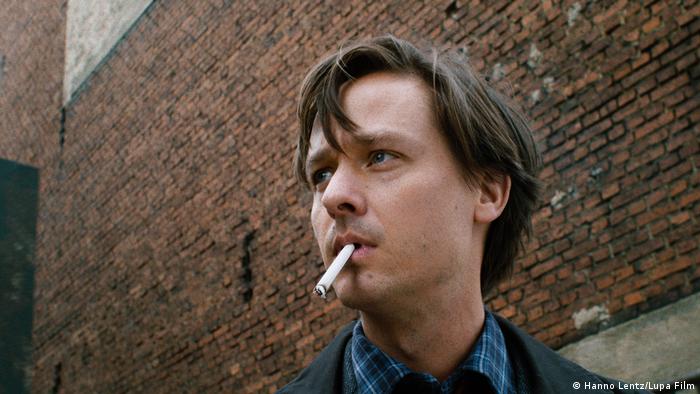 Film still from Fabian – Going to the Dogs: Tom Schilling smoking a cigarette