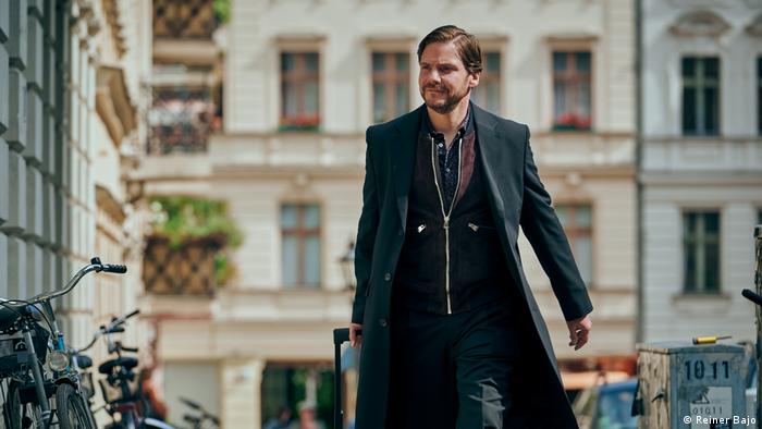 Film still from 'Next Door': Daniel Brühl walking in a Berlin street