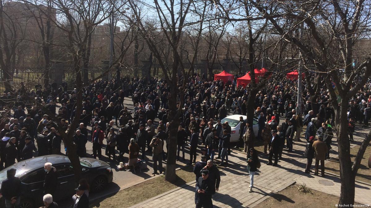 Вооруженные люди ворвались в полицию в ереване. Армения забастовка. Протесты в Армении. Митинги 2015 на проспекте Баграмян. Протесты против Пашиняна.