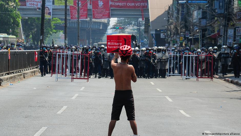 Myanmar Protests Several Injured As Clashes Escalate News Dw 26 02 21